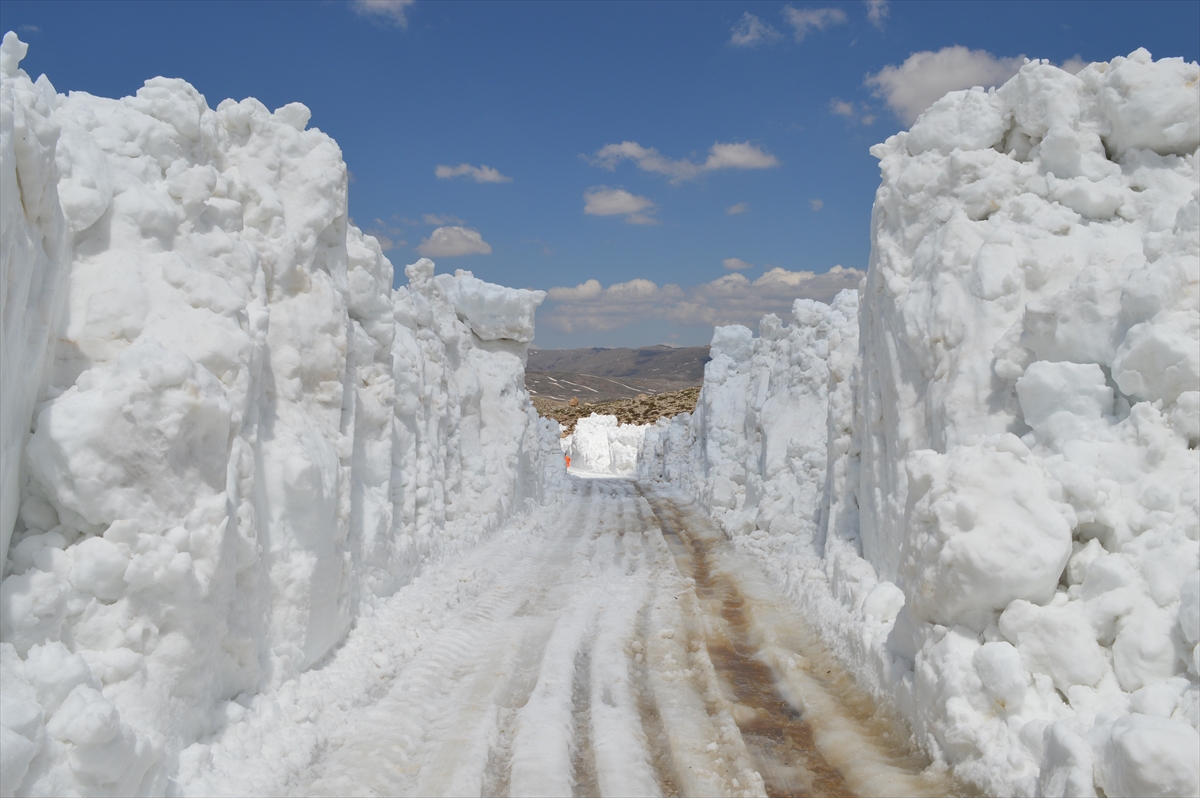 Antalya'da karla kapanan yayla yolları açılıyor