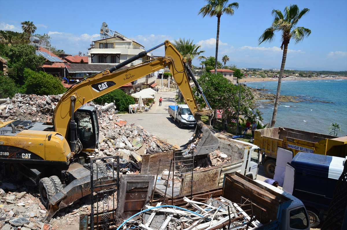 Antalya'da Side Antik Kenti'nde turizm sezonunda başlayan yıkımlara esnaftan tepki