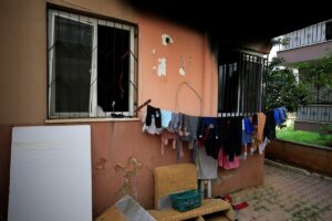 ANTALYA (AA) – Antalya'da yangın çıkan evde dumandan etkilenen 2