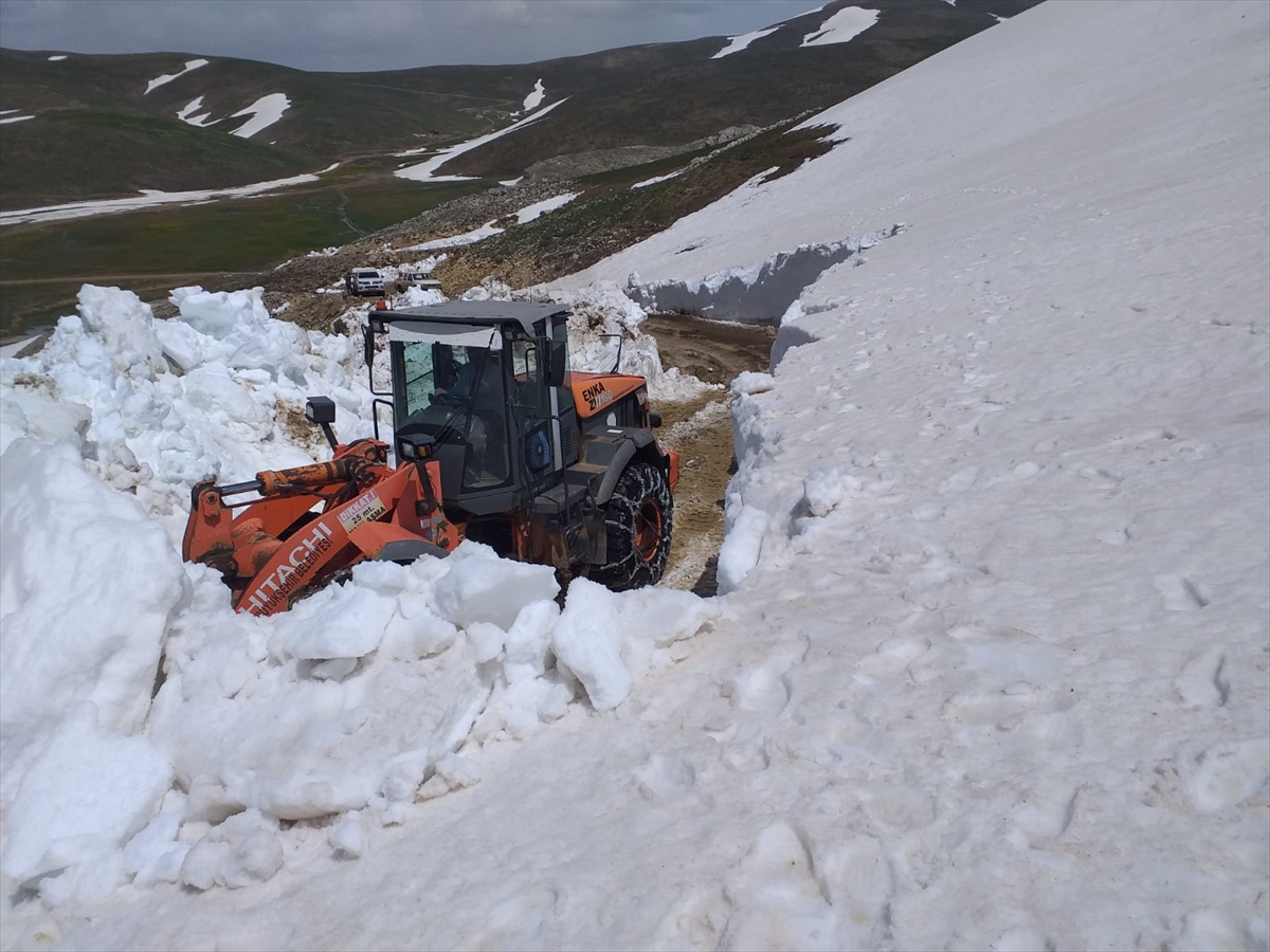 Antalya'nın yüksek kesimlerinde karla kapanan yayla yolları açılıyor