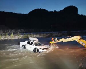 - Debisi yükselen derede mahsur kalan kişi, iş makinasıyla kurtarıldı