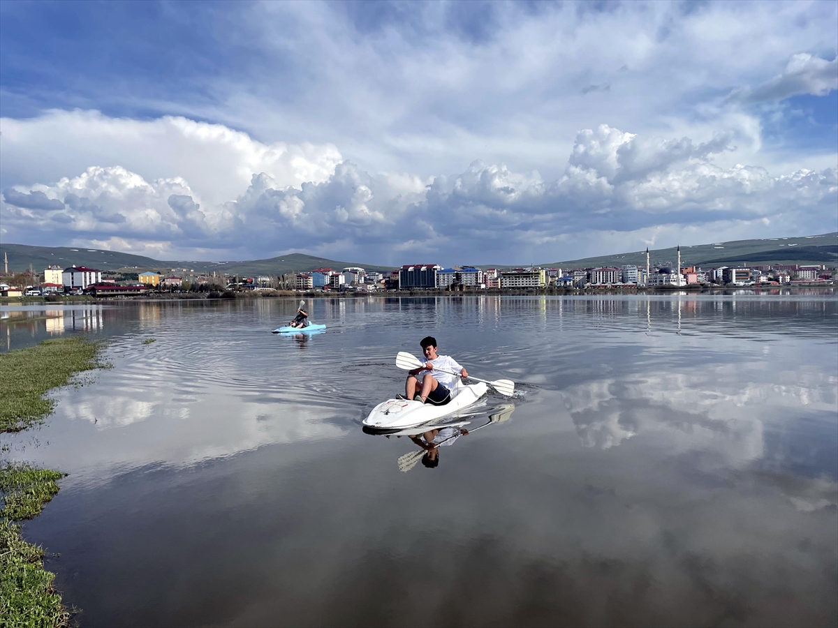 Ardahan'da debisi yükselen Kura Nehri'nde kano etkinliği