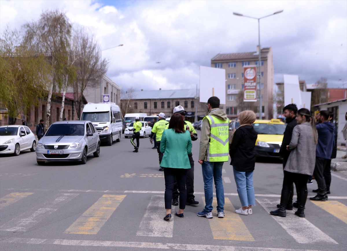 Ardahan'da üniversite öğrencilerinden “trafikte farkındalık” eylemi