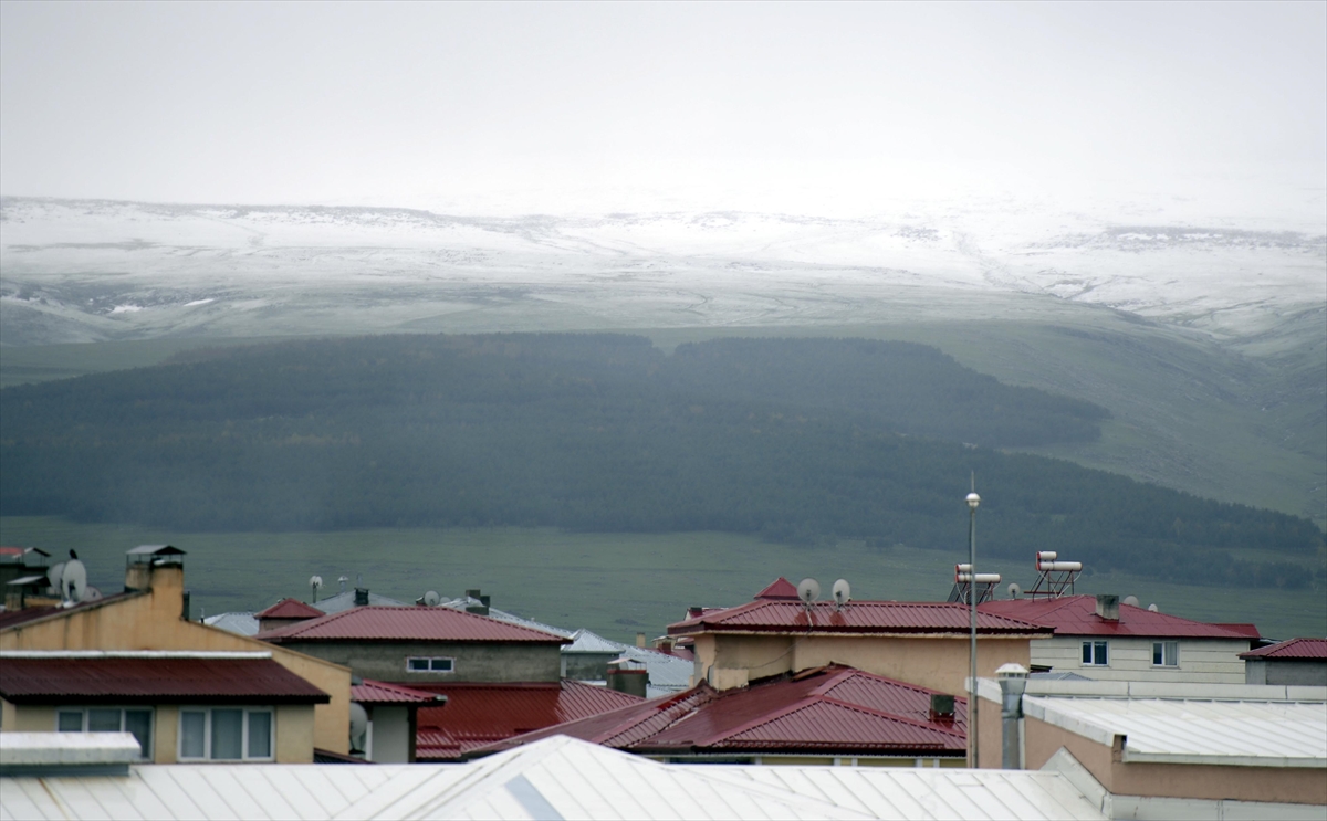 Erzurum ve Ardahan'ın yüksek kesimleri mayısta yağan karla beyaza büründü