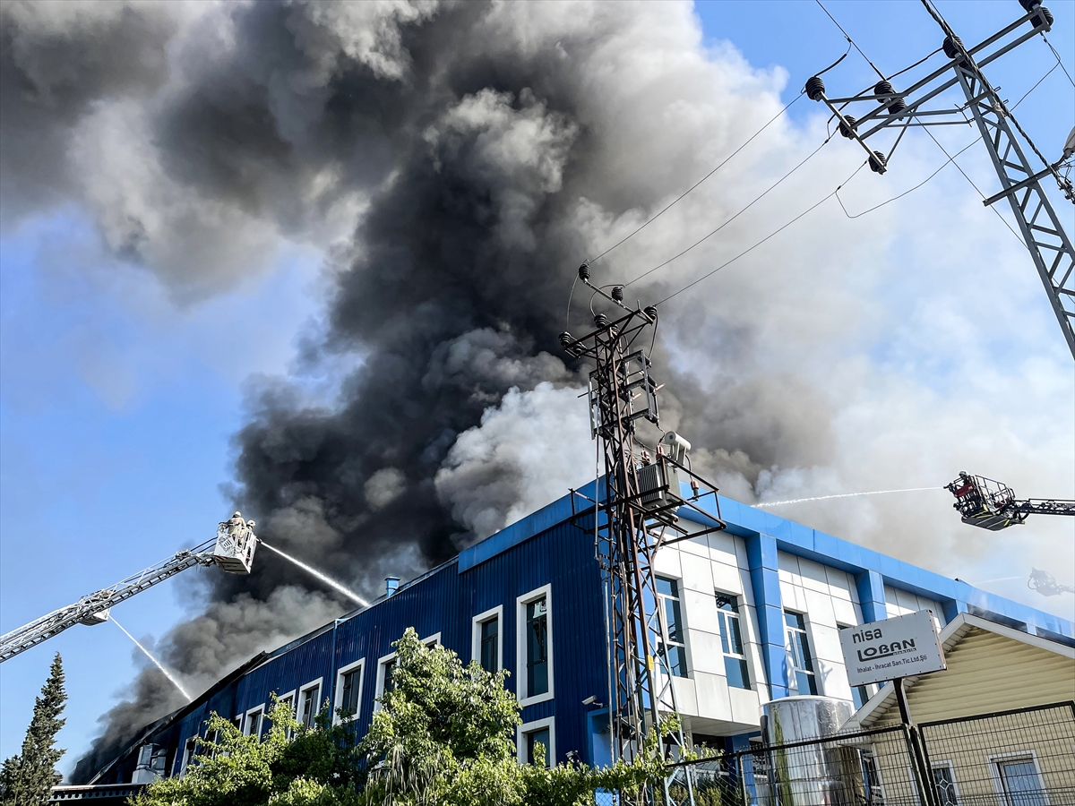 GÜNCELLEME – Arnavutköy'de 2 fabrikada yangın devam ediyor