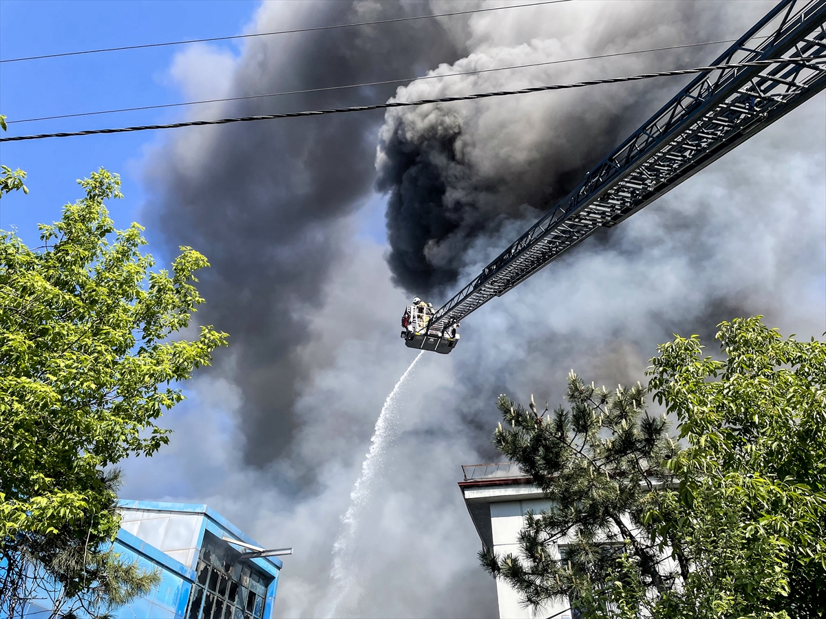 Arnavutköy'de bir plastik fabrikasında yangın çıktı