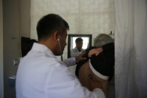 MARDİN (AA) – Mardin'in Derik ilçesinde aile hekimi Hacı Kalender,