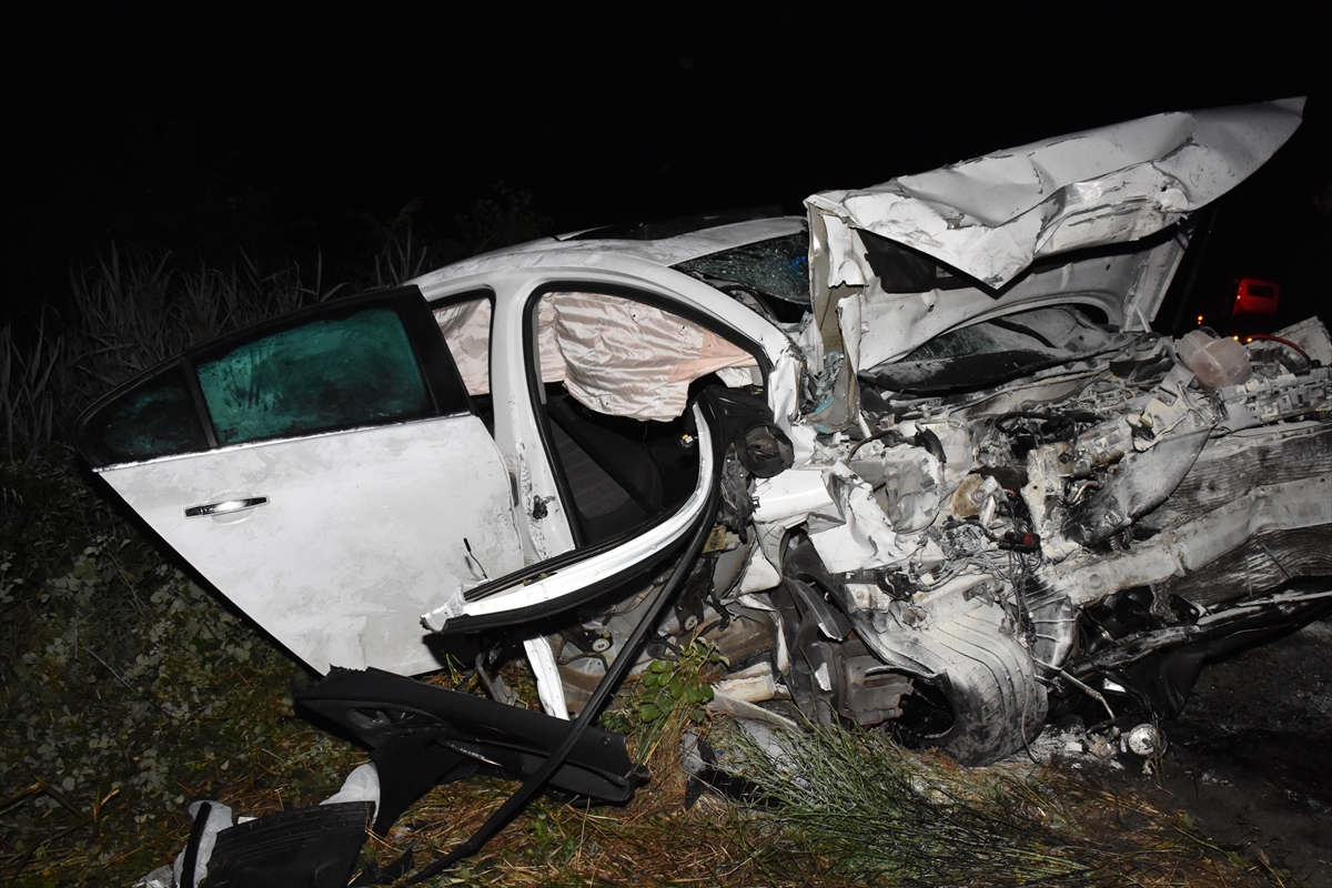 Aydın'da otomobillerin çarpıştığı kazada 2 kişi öldü, 5 kişi yaralandı