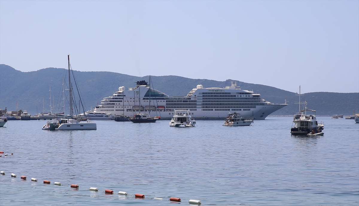 Bahama bandıralı kruvaziyer Seabourn Encore, Bodrum'da mola verdi