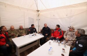 HAKKARİ (AA) – Milli Savunma Bakanı Hulusi Akar, beraberindeki komutanlarla