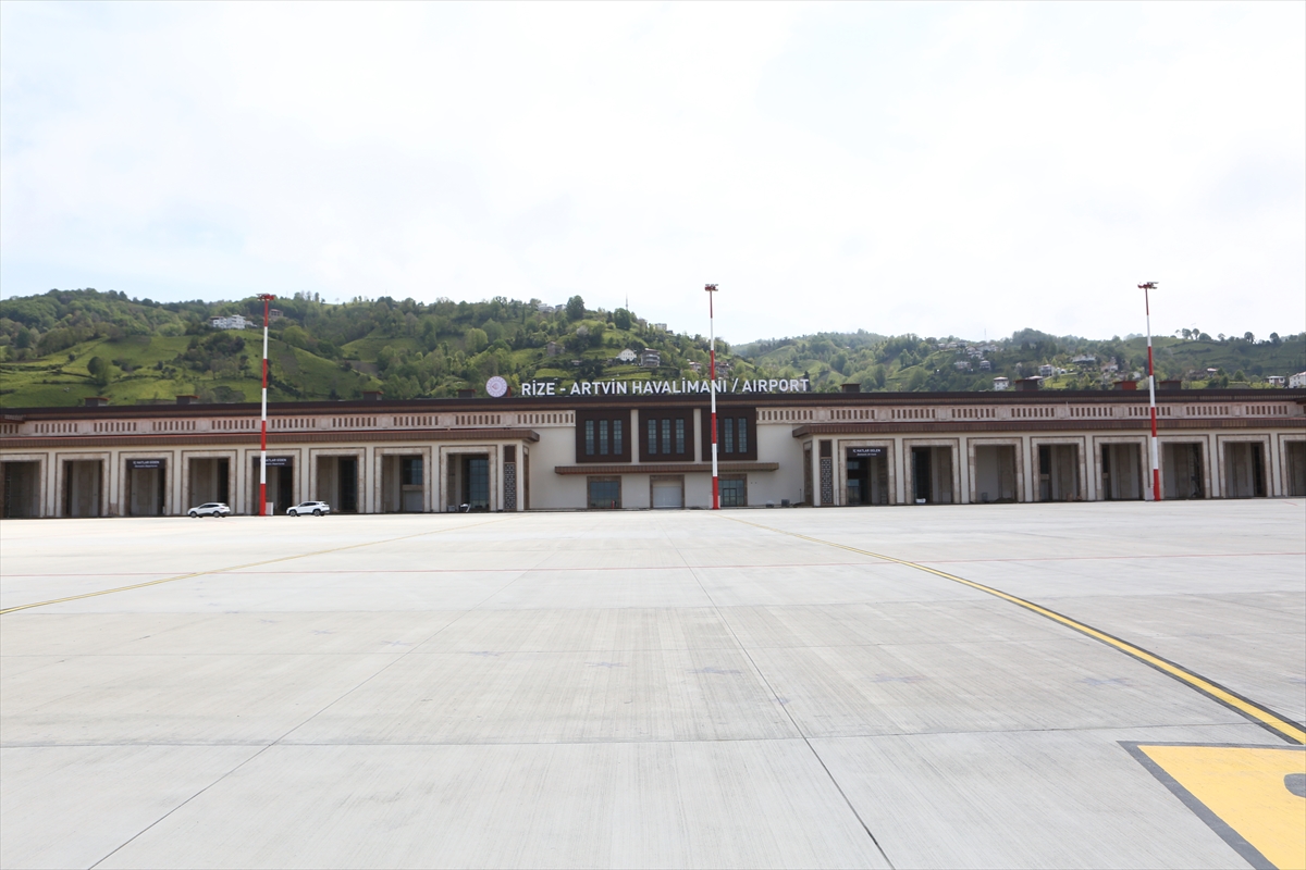 Bakan Karaismailoğlu, Rize-Artvin Havalimanı'nda incelemede bulundu: