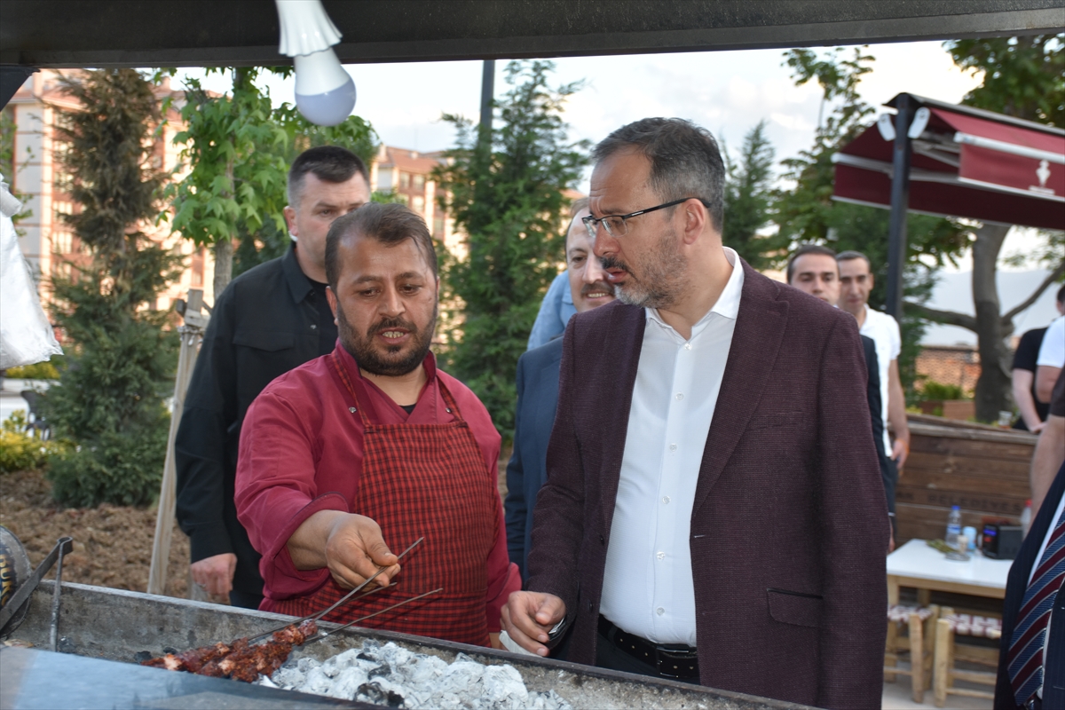 Bakan Kasapoğlu, Şırnak'ta esnaf ve vatandaşlarla bir araya geldi
