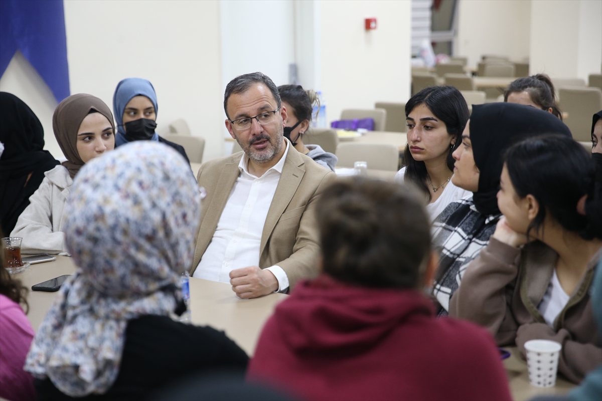 Bakan Kasapoğlu'ndan öğrenci yurduna sürpriz ziyaret