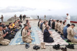 HAKKARİ (AA) – İçişleri Bakanı Süleyman Soylu, Ramazan Bayramı namazını
