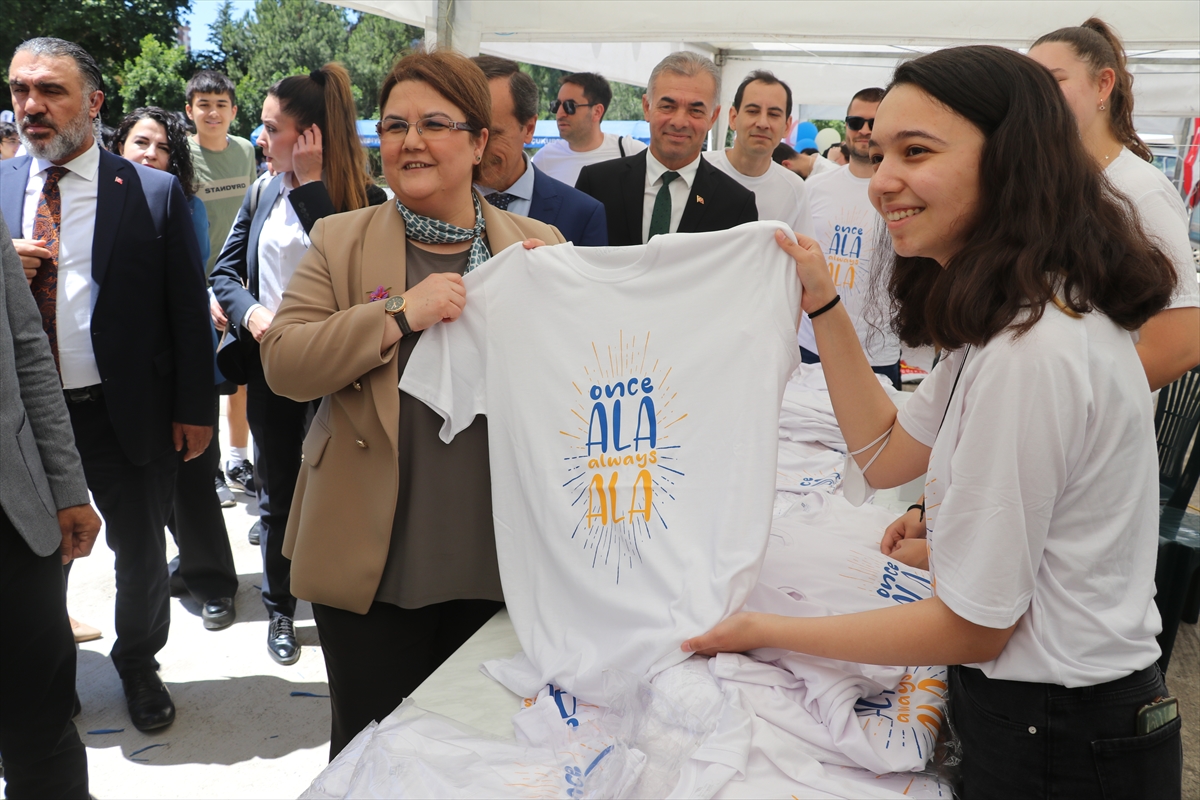 Bakan Yanık, Adana'da mezun olduğu lisedeki “Kebap Günü” etkinliğine katıldı