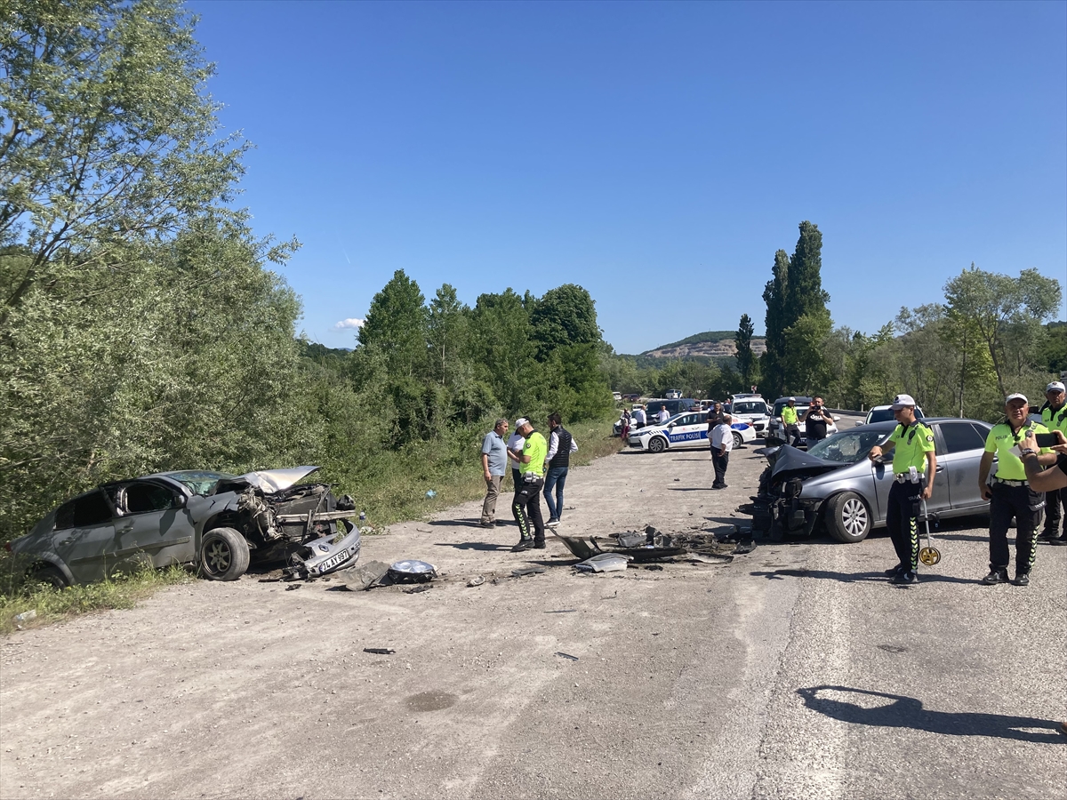 Bartın'da iki otomobilin çarpıştığı kazada 8 kişi yaralandı