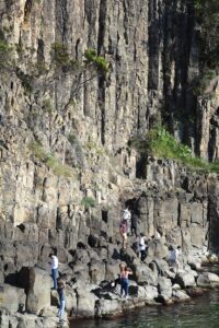 BARTIN (AA) – Bartın'ın Güzelcehisar sahilinde, volkanlardan akan lavların soğuyup