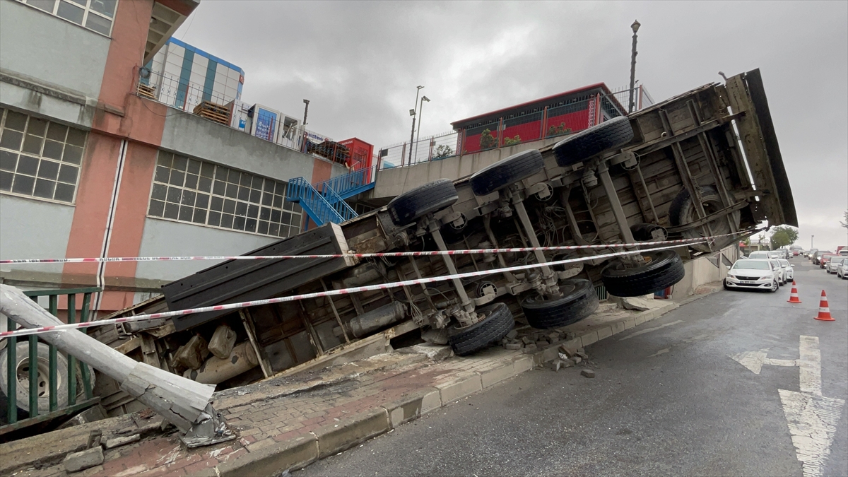 Başakşehir'de istinat duvarından düşen tırın sürücüsü yaralandı