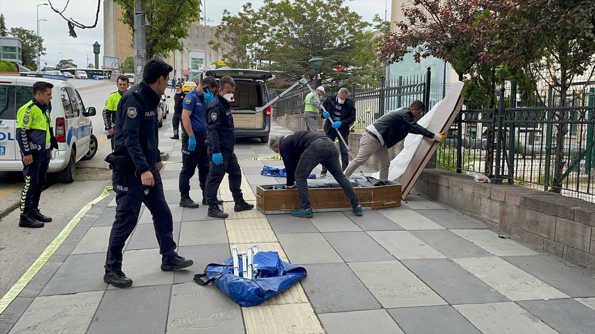 Başkentte kimsesiz kişi hastane önünde ölü bulundu