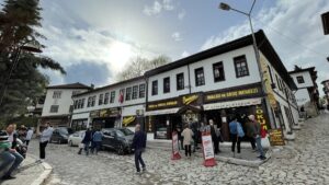 - Tarihi yapıları ve doğal güzellikleriyle ünlü Bartın'ın Amasra, Karabük'ün