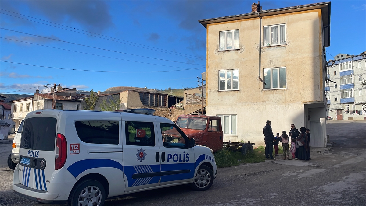 Bayburt'ta 3. kattaki evin penceresinden düşen çocuk yaralandı