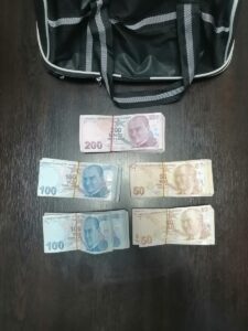 - Avukatın bir kafede çanta içindeki seri numarası alınmış paraları