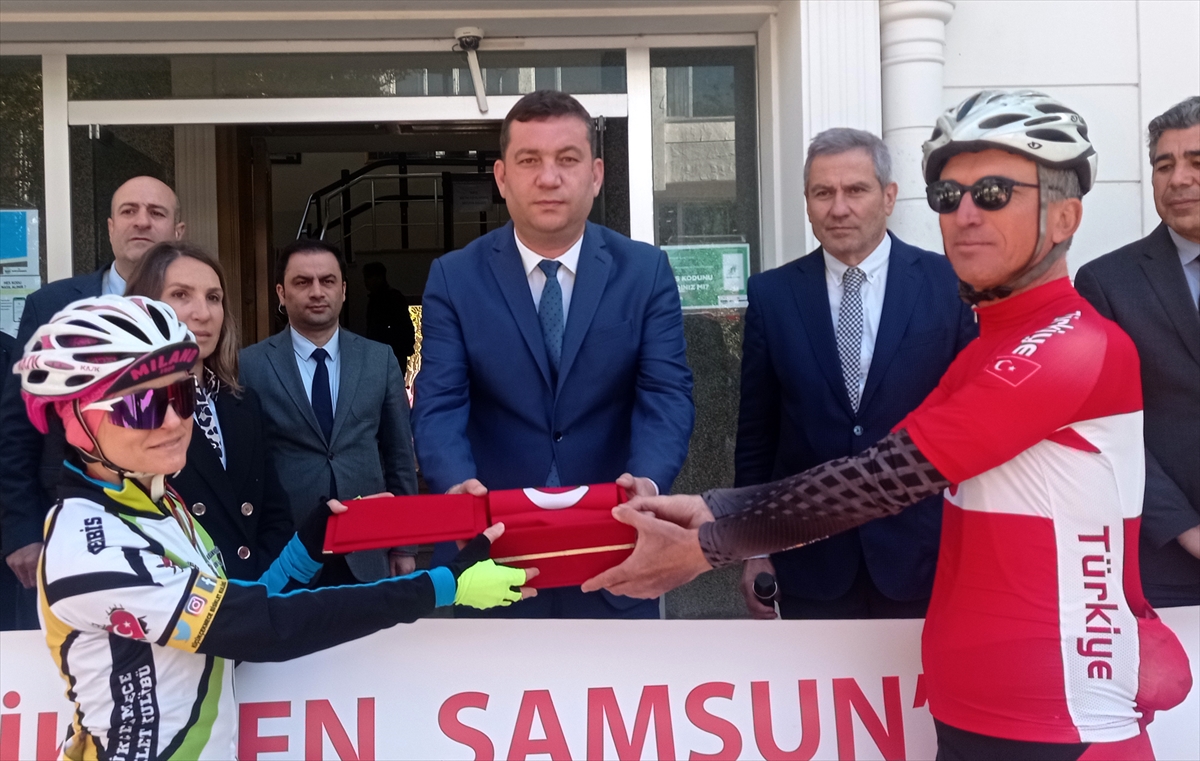 Bisikletçilerin Selanik'ten Samsun'a taşıdığı “Ata toprağı” İstanbul'a ulaştı