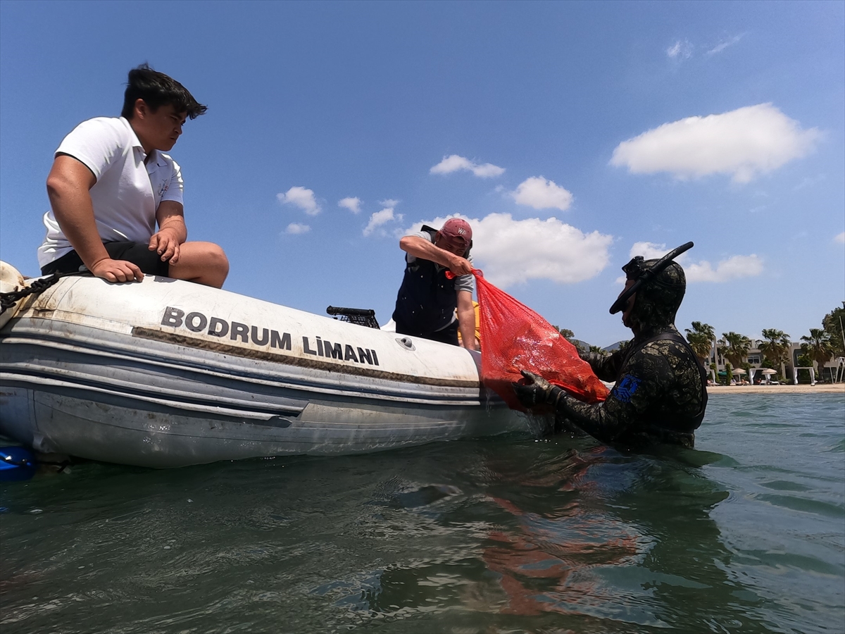 Bodrum'da dalgıçlar denizin dibini temizledi