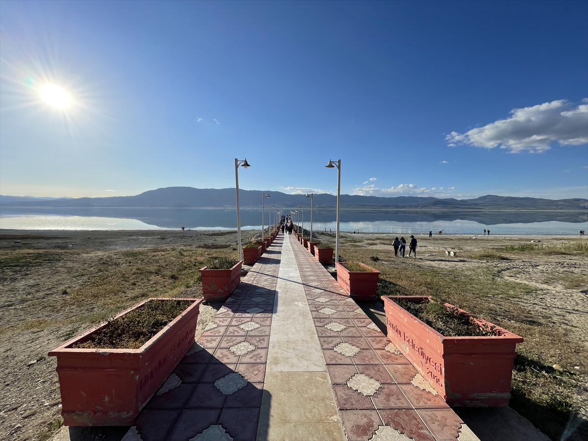 Burdur Gölü'nde alg patlaması suyun rengini değiştirdi