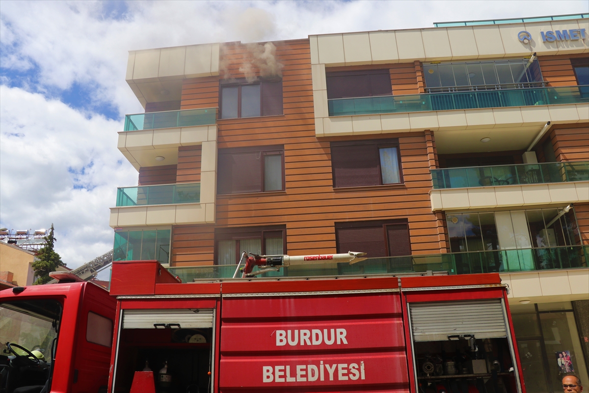 Burdur'da yangın çıkan evde mahsur kalan 3 kişiyi itfaiye ekipleri kurtardı