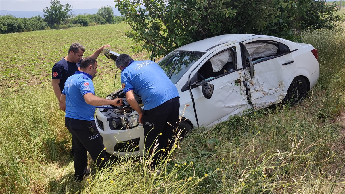 Bursa'da ağaca çarpan otomobildeki 4 kişi yaralandı