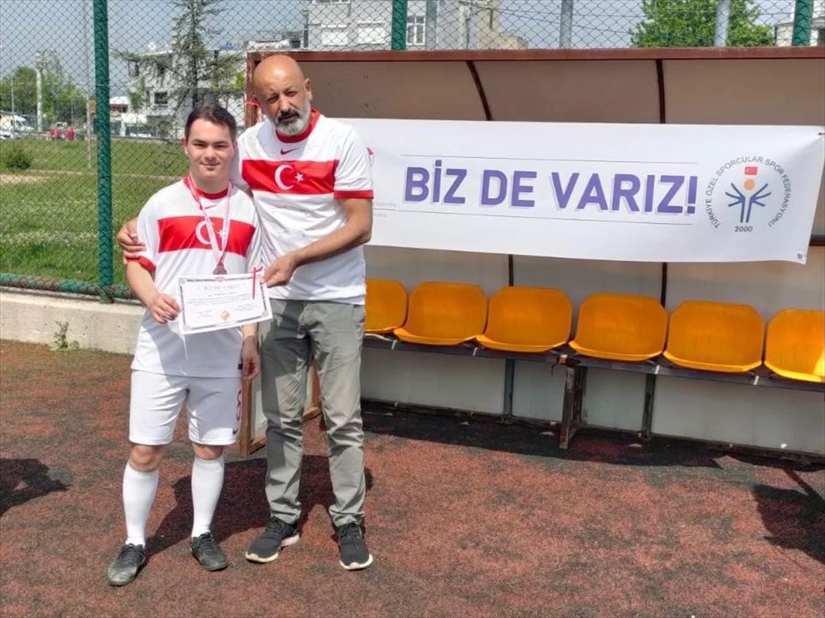 Bursa'da down sendromlu sporcular futbol maçına çıktı