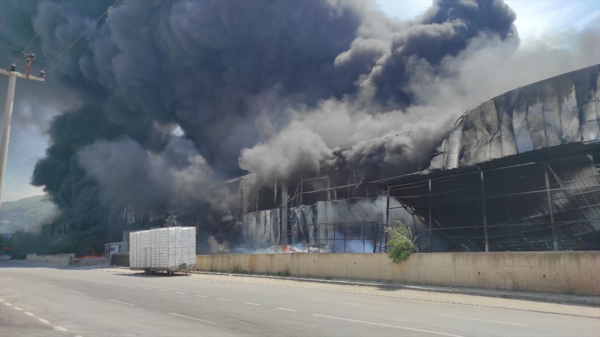 GÜNCELLEME  – Bursa'da fabrikada çıkarak yayılan yangına müdahale ediliyor