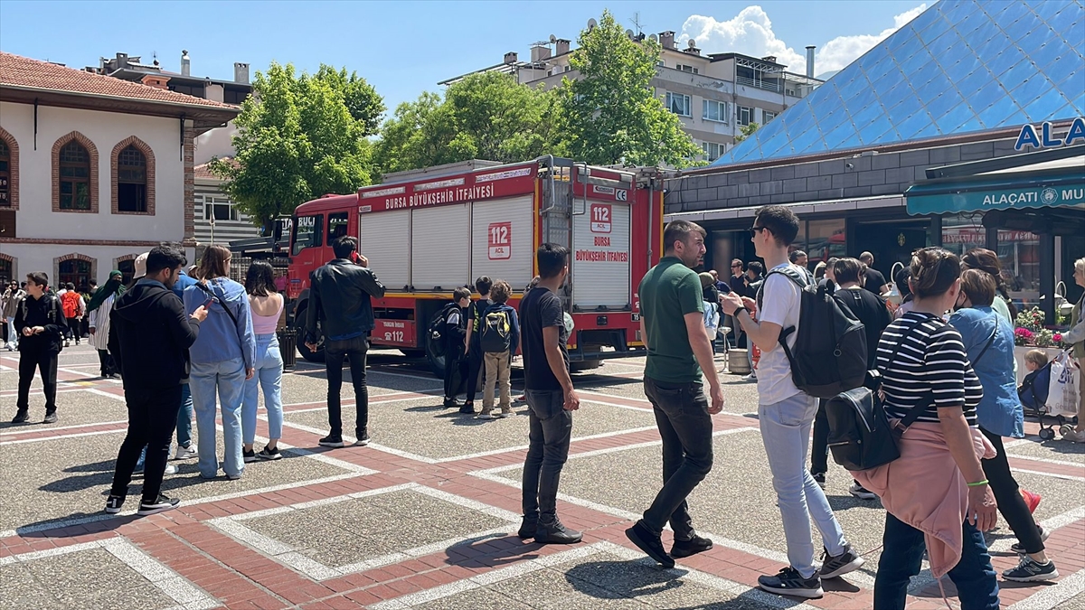 Bursa'daki AVM'de, bir mağazada çökme meydana geldi