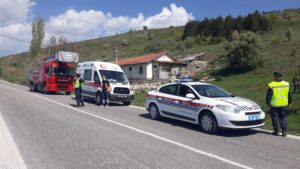 ÇANKIRI (AA) – Çankırı'nın Şabanözü ilçesinde otomobilin bir binanın duvarına