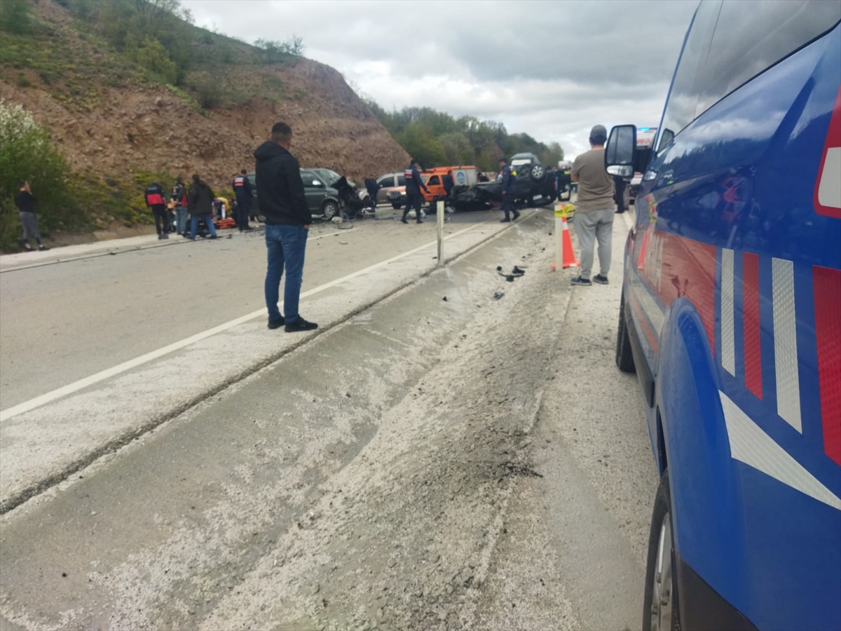 Çankırı'da hafif ticari araçla minibüs çarpıştı, 3 kişi öldü, 12 kişi yaralandı