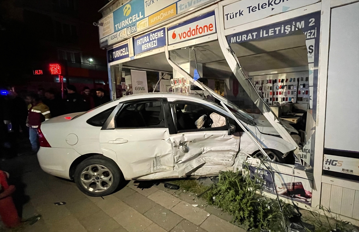 Çekmeköy'de bir araçla çarpışan otomobil, dükkana girdi