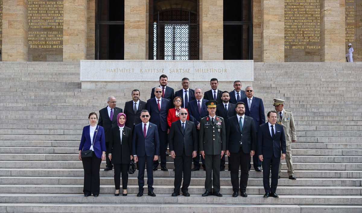 Cezayir Cumhurbaşkanı Tebbun, Anıtkabir'i ziyaret etti