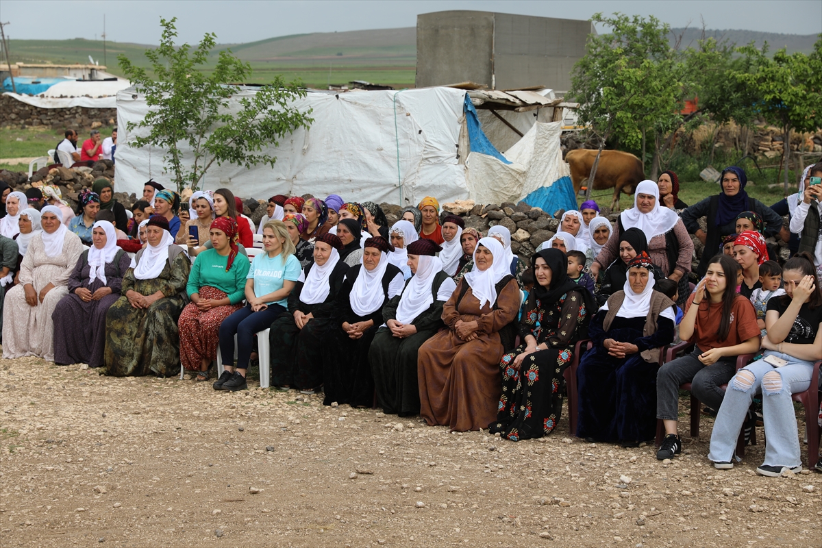CHP'li Ağbaba, Diyarbakır'da partisine katılanlara rozet taktı: