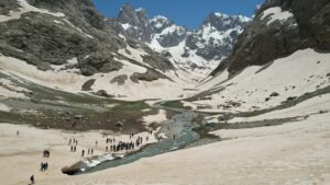 HAKKARİ (AA) – SAYİM HARMANCI – Hakkari'de yaz ve kışın