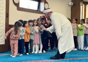 LONDRA (AA) – ZUHAL DEMİRCİ – İmam Mahmut Eroğlu'nun, çocuklara