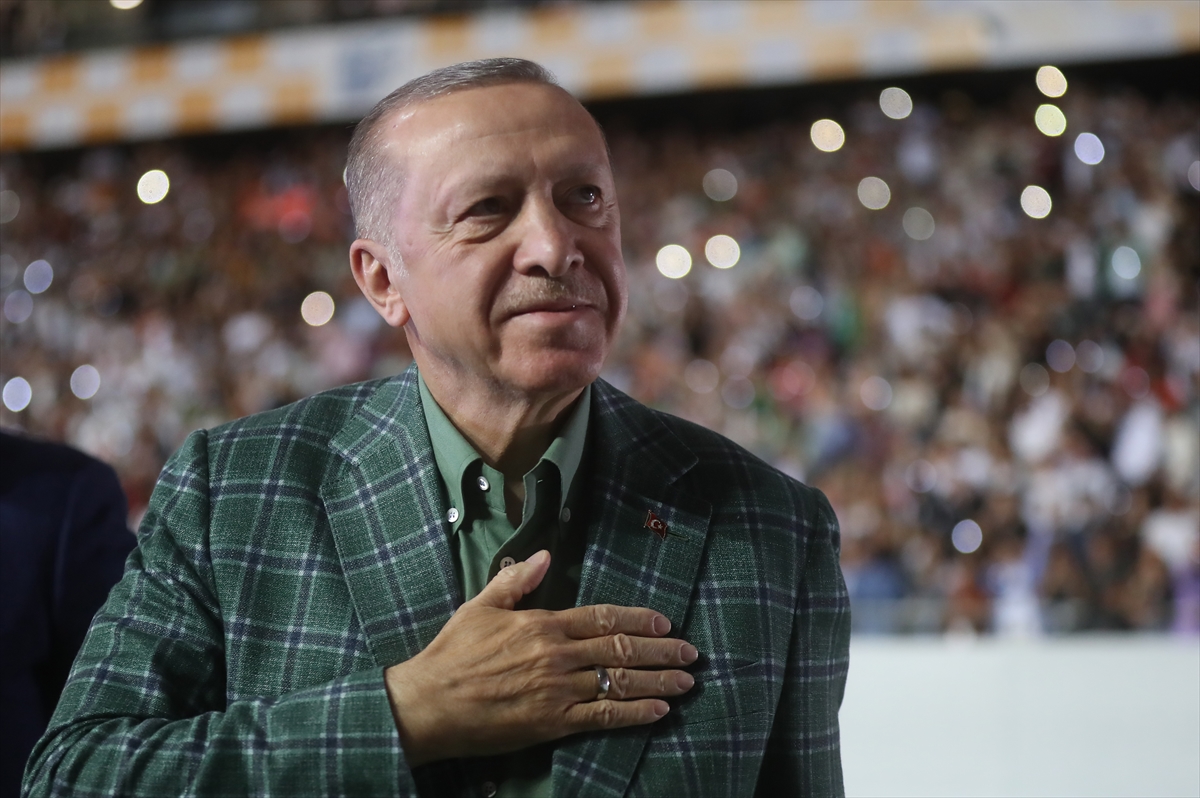 Cumhurbaşkanı Erdoğan: “Tiyatrovari şovlarla kendi kendimizi kandırmıyor, tüm hayallerimizi gençlerimizle birlikte kuruyor, tüm hedeflerimizi gençlerimizle birlikte belirliyoruz.”