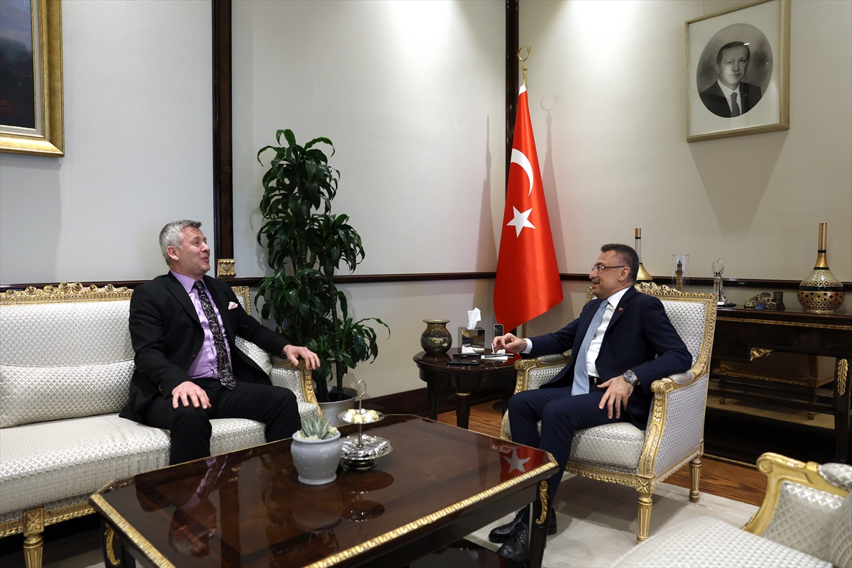 Cumhurbaşkanı Yardımcısı Oktay, şarkıcı Metin Şentürk'ü kabul etti