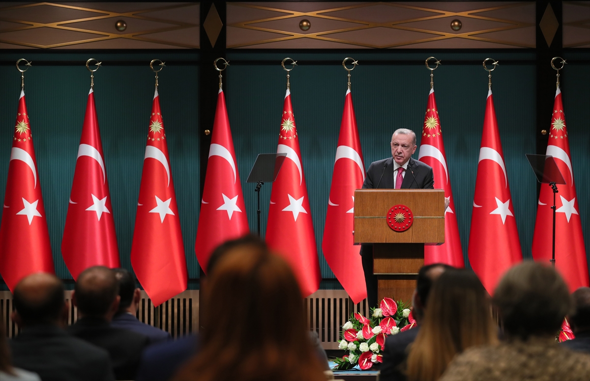 Cumhurbaşkanı Erdoğan: “31 Mayısta sona eren açık cezaevlerindeki hükümlülerin Kovid-19 izinlerini, 31 Temmuz 2023'e kadar uzatıyoruz.”