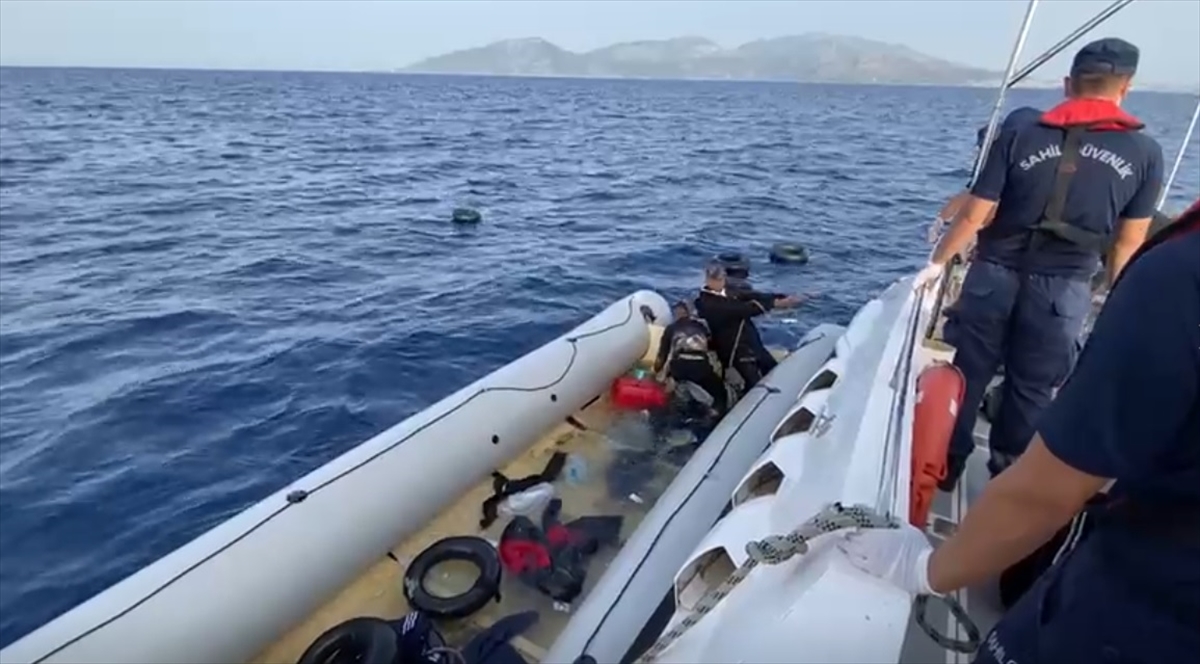 Datça açıklarında sürüklenen lastik bottaki 29 düzensiz göçmen kurtarıldı