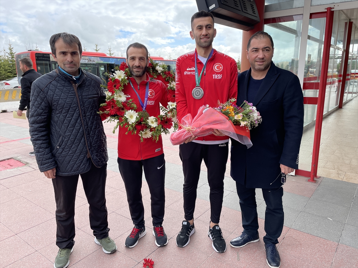 Deaflympics'ten madalyayla dönen Erzurumlu milli sporcular çiçeklerle karşılandı