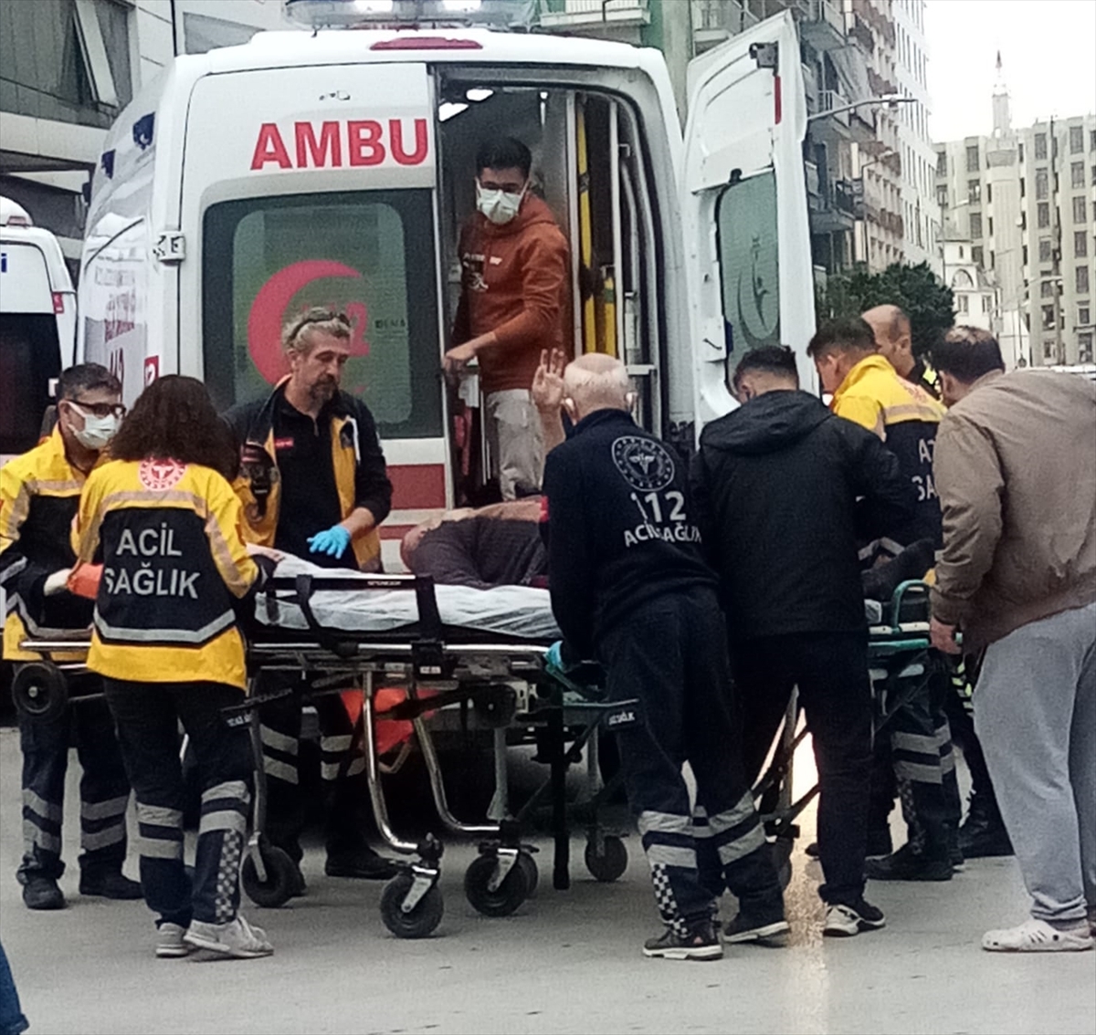 Denizli'de ambulans ile minibüsün çarpışması sonucu 3 kişi yaralandı