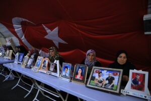 DİYARBAKIR (AA) – Dağa kaçırılan çocukları için HDP il binası