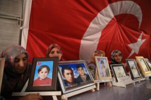 DİYARBAKIR (AA) – Dağa kaçırılan çocukları için HDP il binası