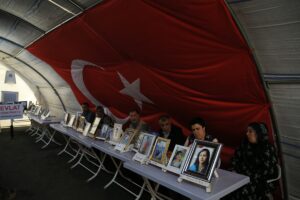 DİYARBAKIR (AA) – Dağa kaçırılan çocukları için HDP il binası